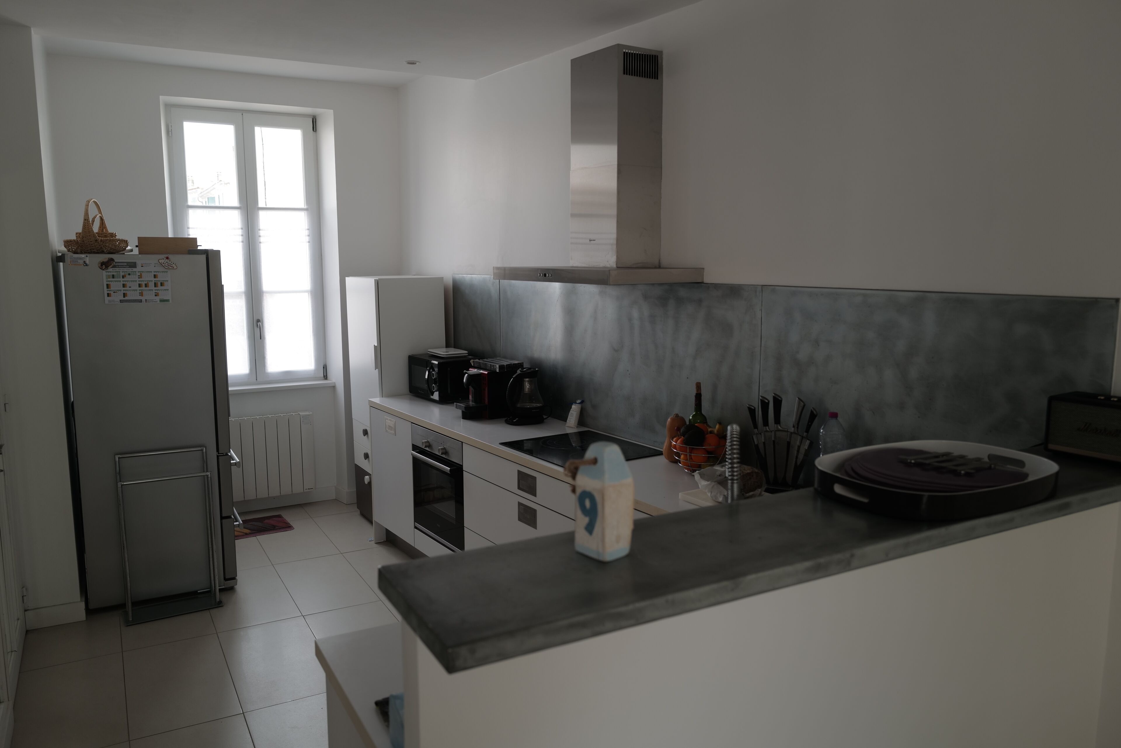 Een moderne keuken met een koelkast, fornuis en aanrecht.