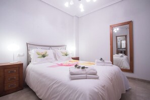 4 bedrooms, iron/ironing board, WiFi, bed sheets - Enjoy life in our apartment. Wifi & Parking (Guardamar)
