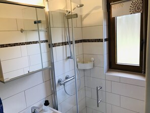 Shower, hair dryer, towels, soap - Generations Holiday Green View *King Size Bed* (Attendorn)