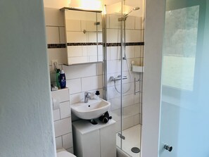 Chuveiro, secador de cabelo, toalhas de banho, sabonete
