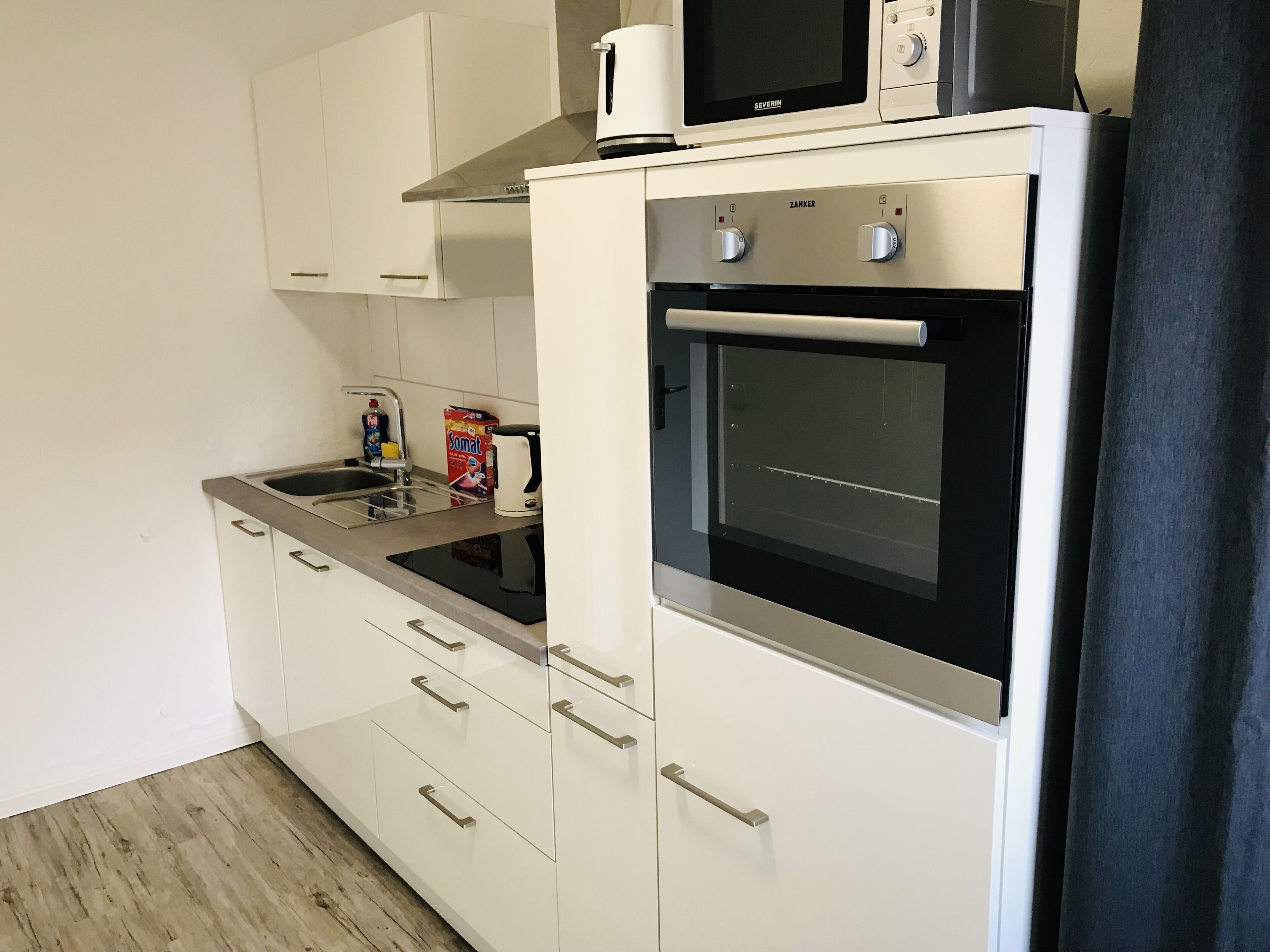 Kühlschrank, Mikrowelle, Ofen, Herdplatte