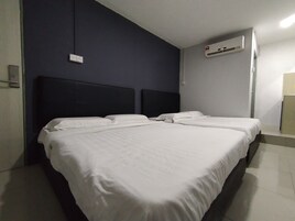 Escritorio, wifi gratis y ropa de cama