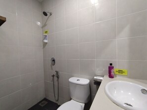 Standard dubbelrum | Badrum | Dusch, gratis toalettartiklar och handdukar