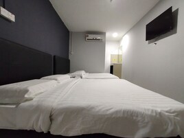 Escritorio, wifi gratis y ropa de cama