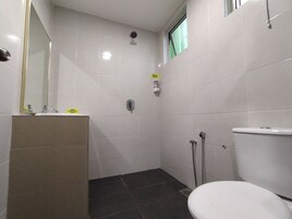 Escritorio, wifi gratis y ropa de cama 