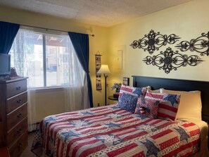 4 bedrooms, free WiFi, bed sheets - Yellow Rose of Red River - In town, WIFI (Red River)