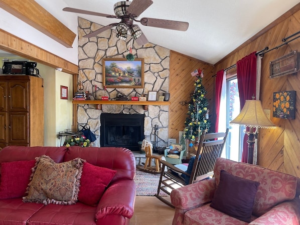 TV, fireplace, DVD player - Yellow Rose of Red River - In town, WIFI (Red River)