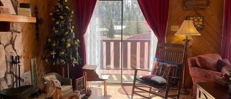 Televisión, chimenea y reproductor de DVD