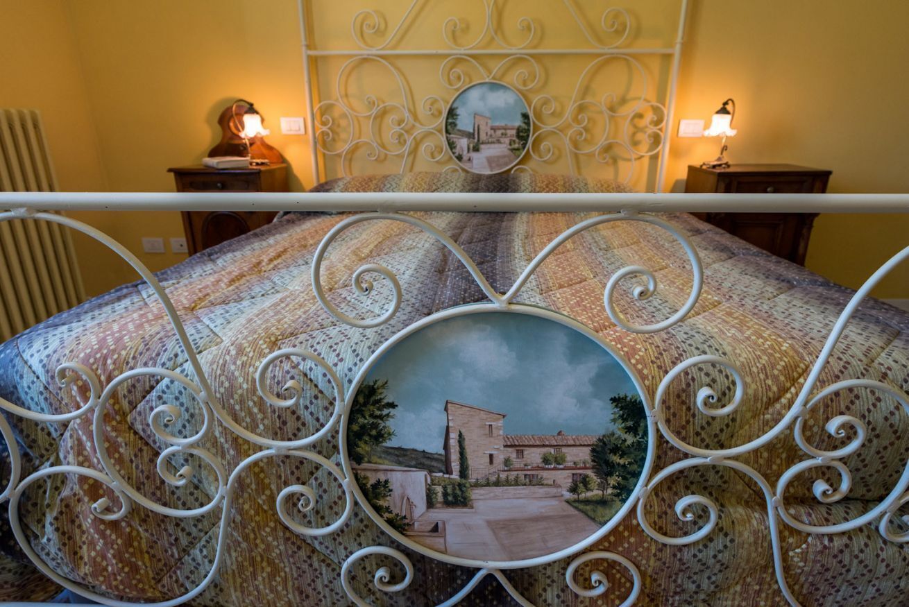 1 bedroom apartment, living room with fireplace