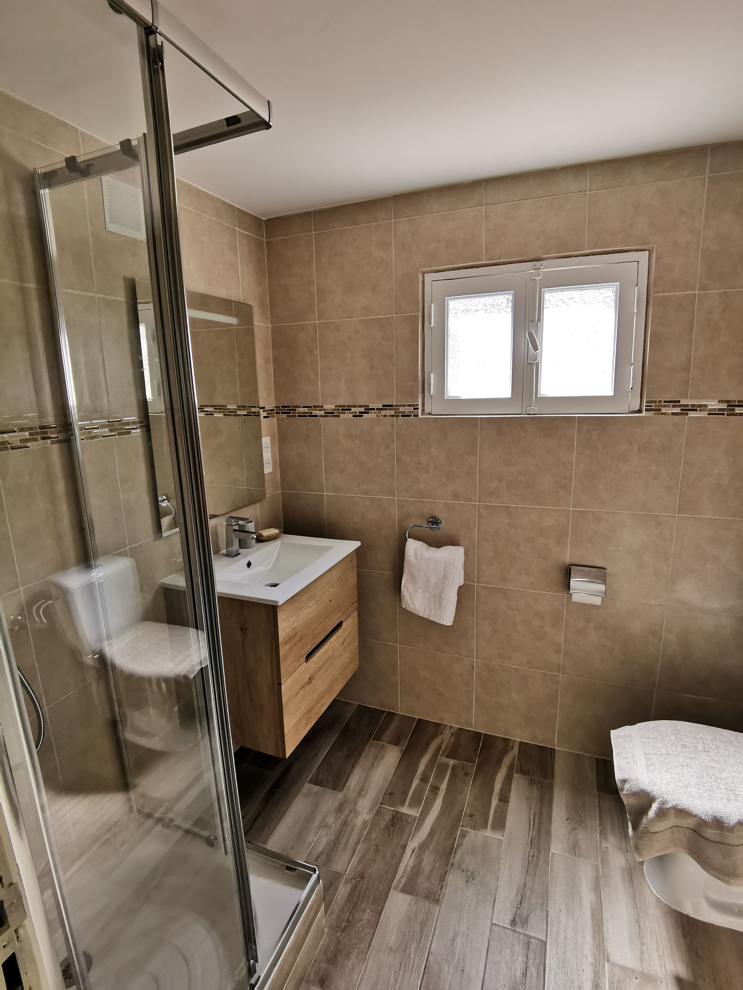 Een douche, een haardroger, handdoeken, zeep