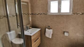 Een douche, een haardroger, handdoeken, zeep