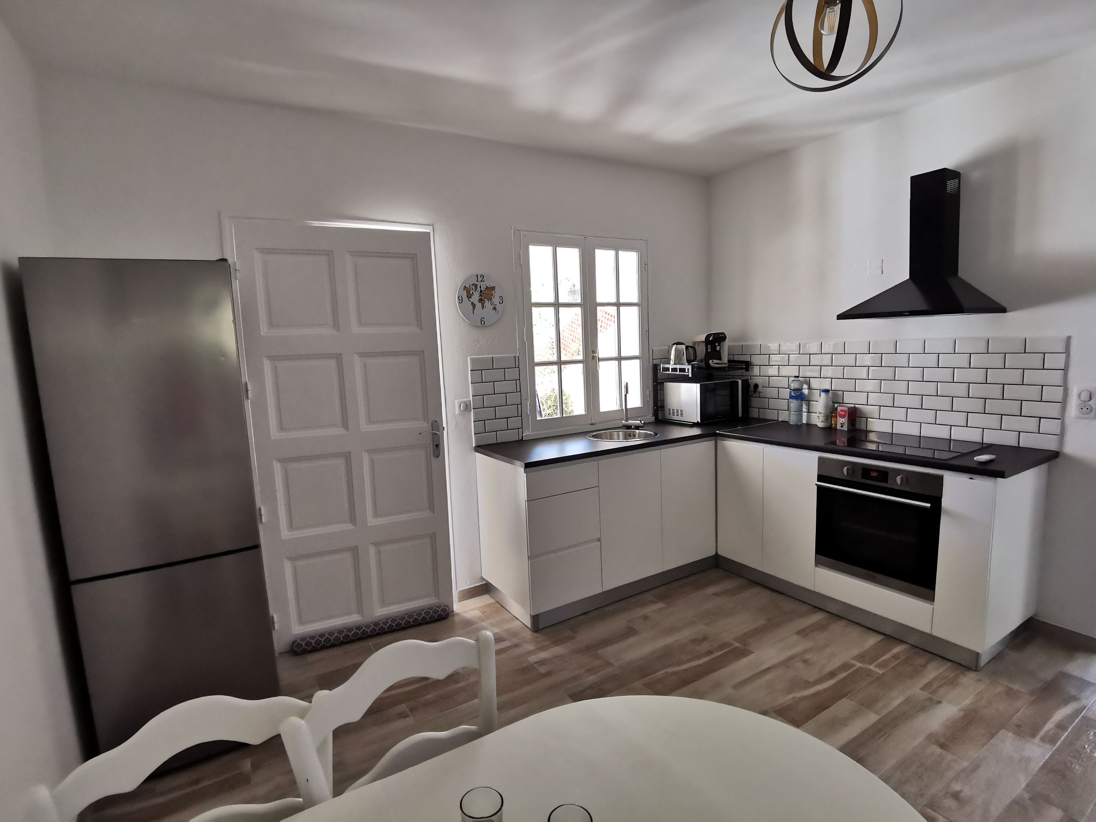 Køleskab, mikrobølgeovn, ovn, kogeplade