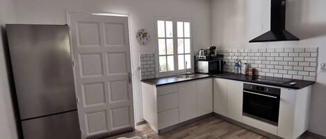 Køleskab, mikrobølgeovn, ovn, kogeplade