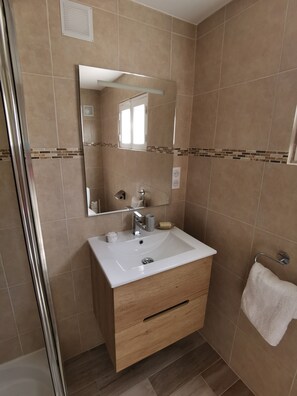 Shower, hair dryer, towels, soap - Apartment (Calenzana)