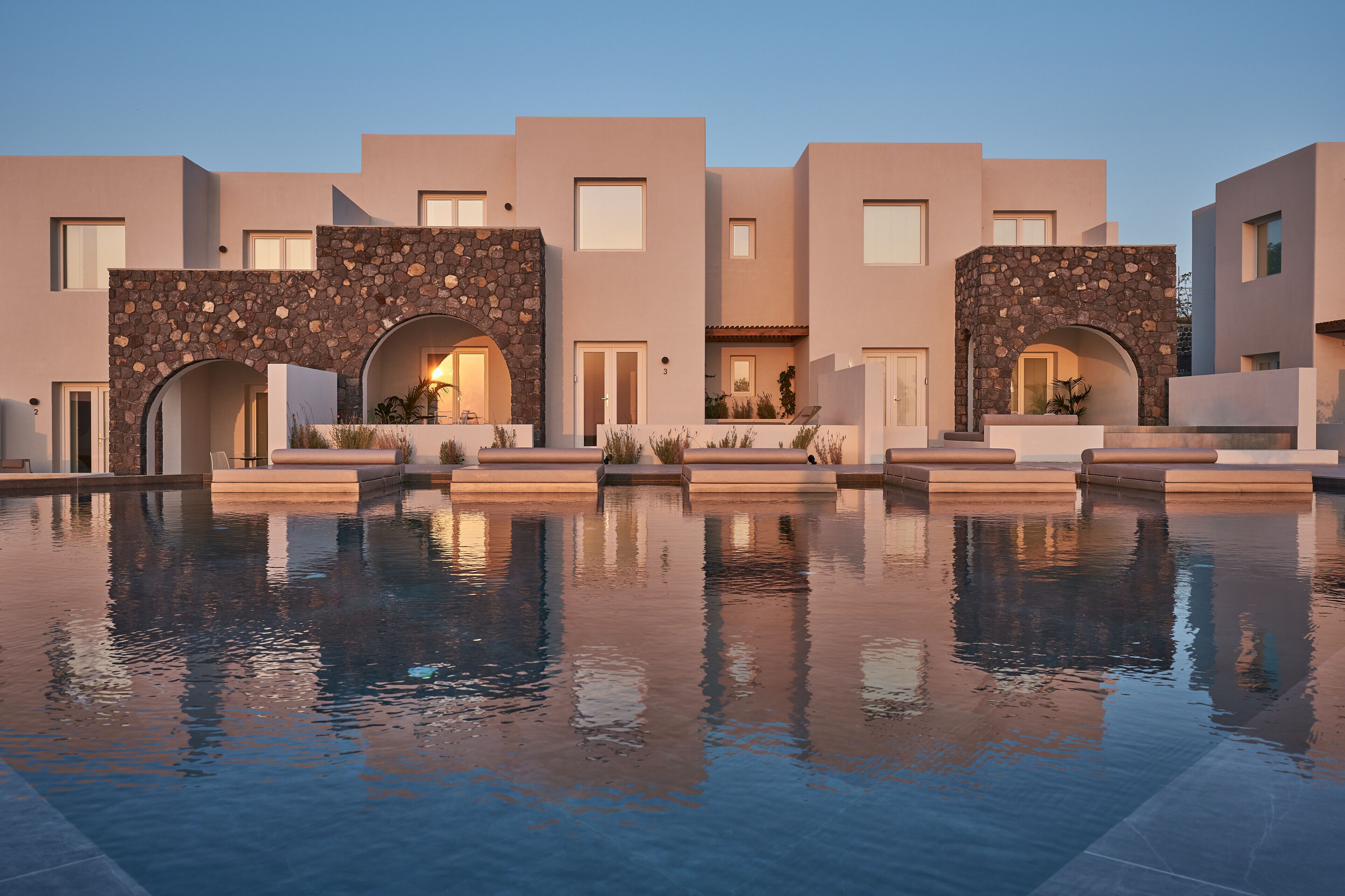 Bagian depan properti - sore/malam