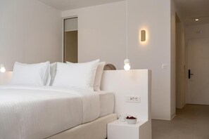 Ropa de cama de alta calidad y caja de seguridad en la habitación 