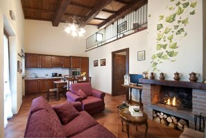 TV, fireplace, table tennis, books - Tenuta di Forte Sorgnano | Farmhouse with private pool (Gualdo Cattaneo (Perugia))