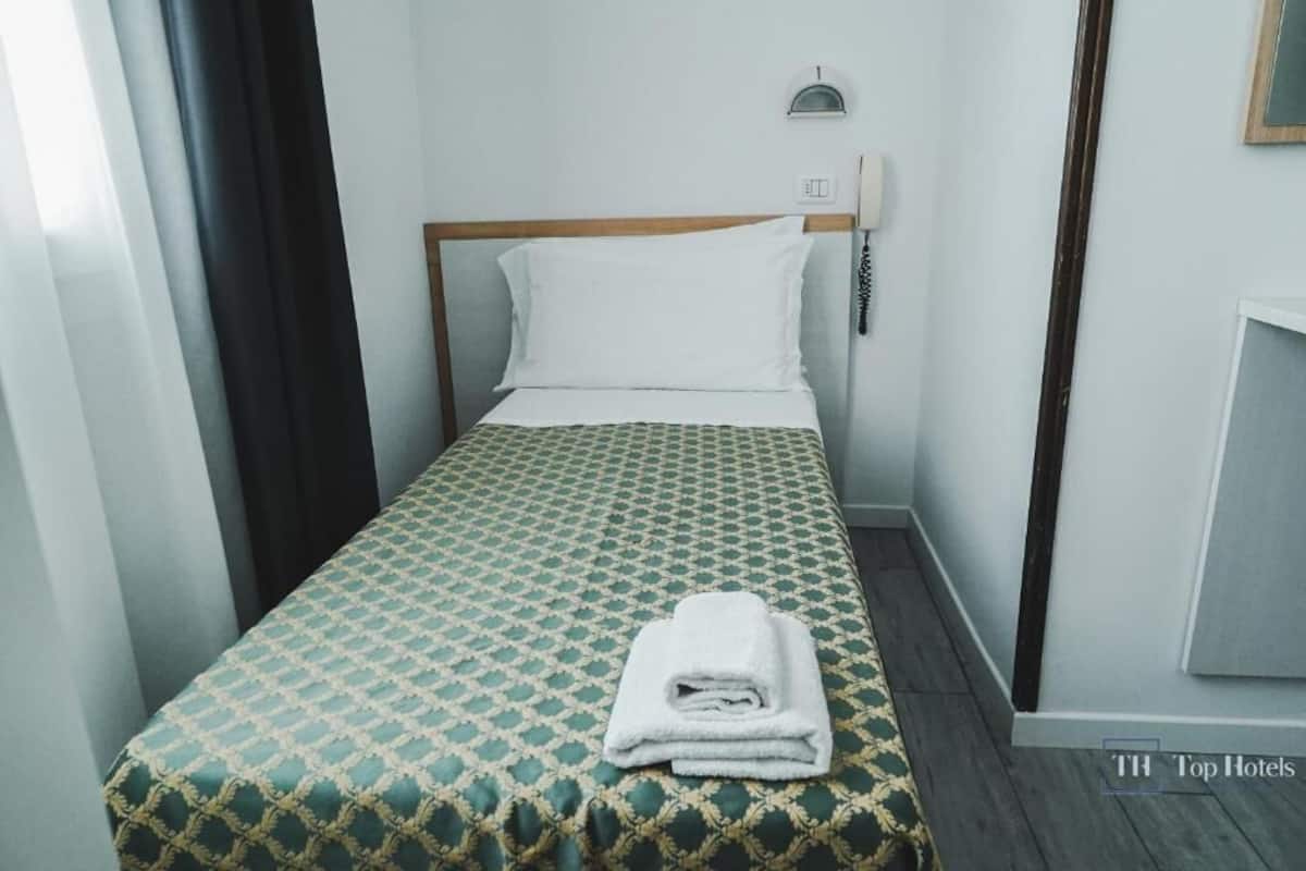 Standaard eenpersoonskamer | Een bureau, gratis wifi, beddengoed