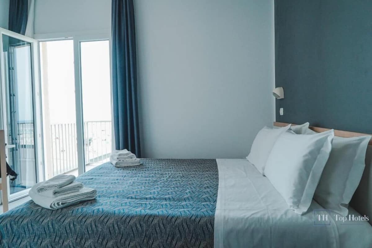 Een bureau, gratis wifi, beddengoed