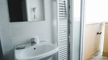 Doccia, asciugacapelli, bidet, asciugamani