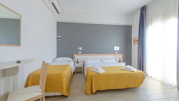 Tripla Standard | Una scrivania, Wi-Fi gratuito, lenzuola