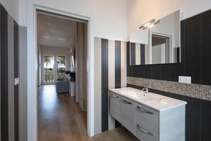 Een douche, een bidet, handdoeken, zeep