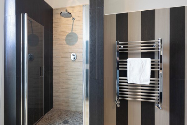 Een douche, een bidet, handdoeken, zeep
