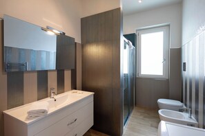 Dusche, Bidet, Handtücher