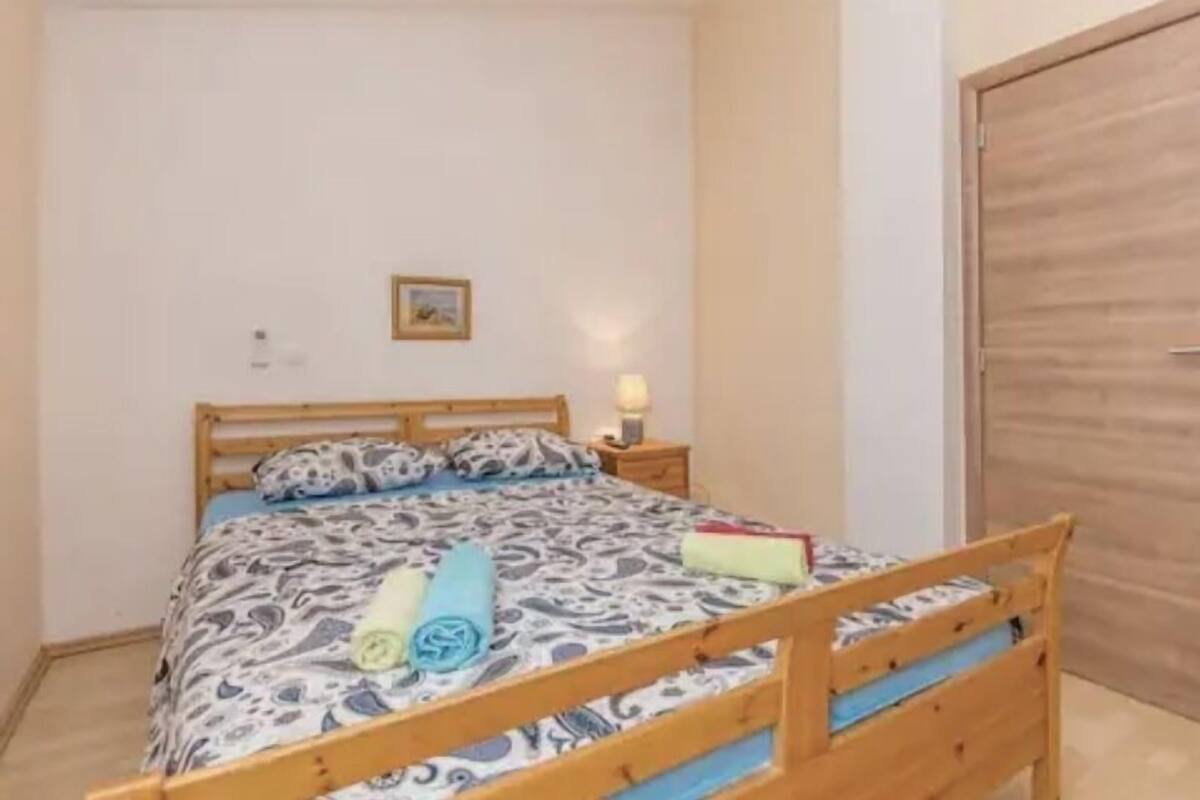 Apartment | 4 bedrooms, blackout drapes, free WiFi