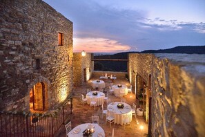 Outdoor dining - Tenuta di Forte Sorgnano | Farmhouse with private pool (Gualdo Cattaneo)