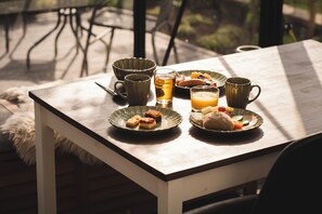 Free daily buffet breakfast - Två Systrar B&B (Skurup)