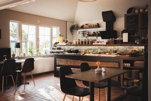 包含每日自助早餐