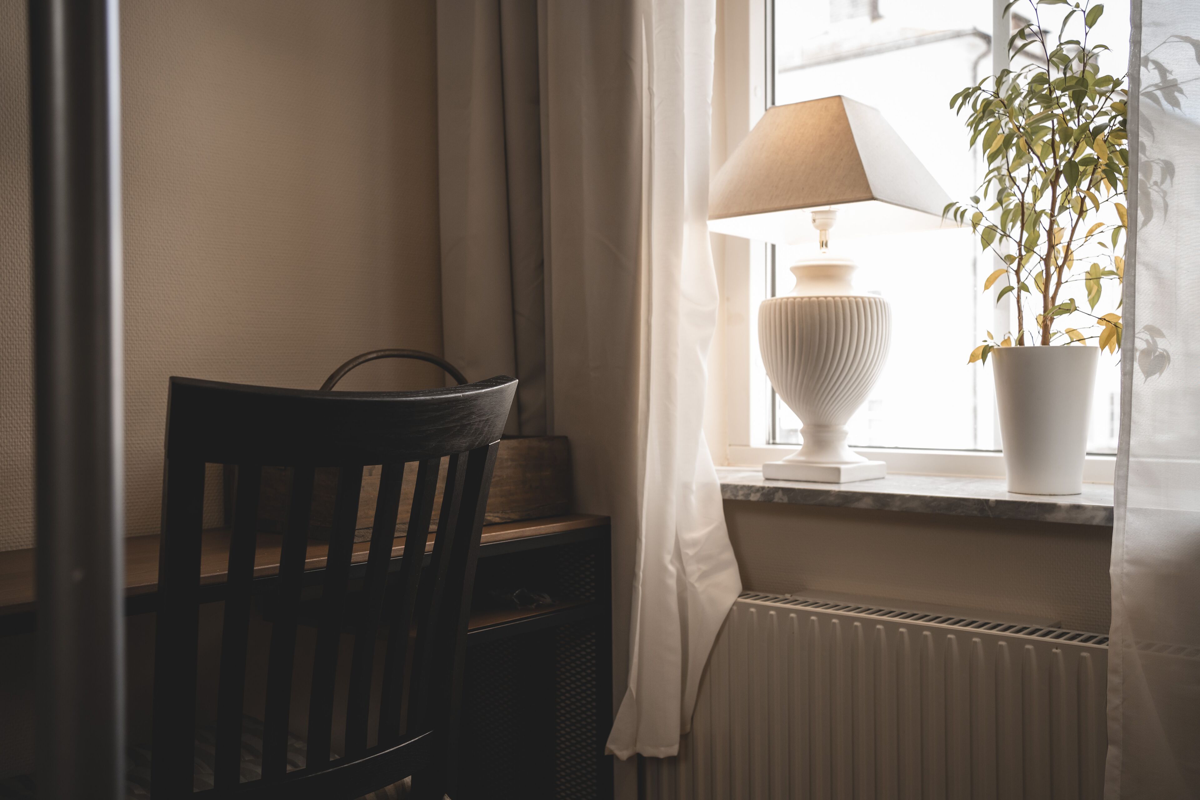 Vierpersoonskamer | Individueel gedecoreerd, individueel gemeubileerd, een bureau