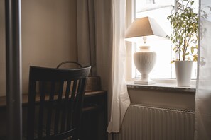 四人房 | 特色装修、特色家居、办公桌、笔记本电脑工作区