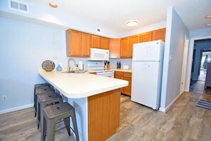 Frigorifero, microonde, forno, piano cottura