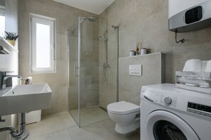 Douche, séchoir à cheveux, serviettes fournies, savon
