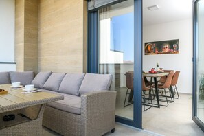 Un'area living moderna con un divano, un tavolo da pranzo e sedie.