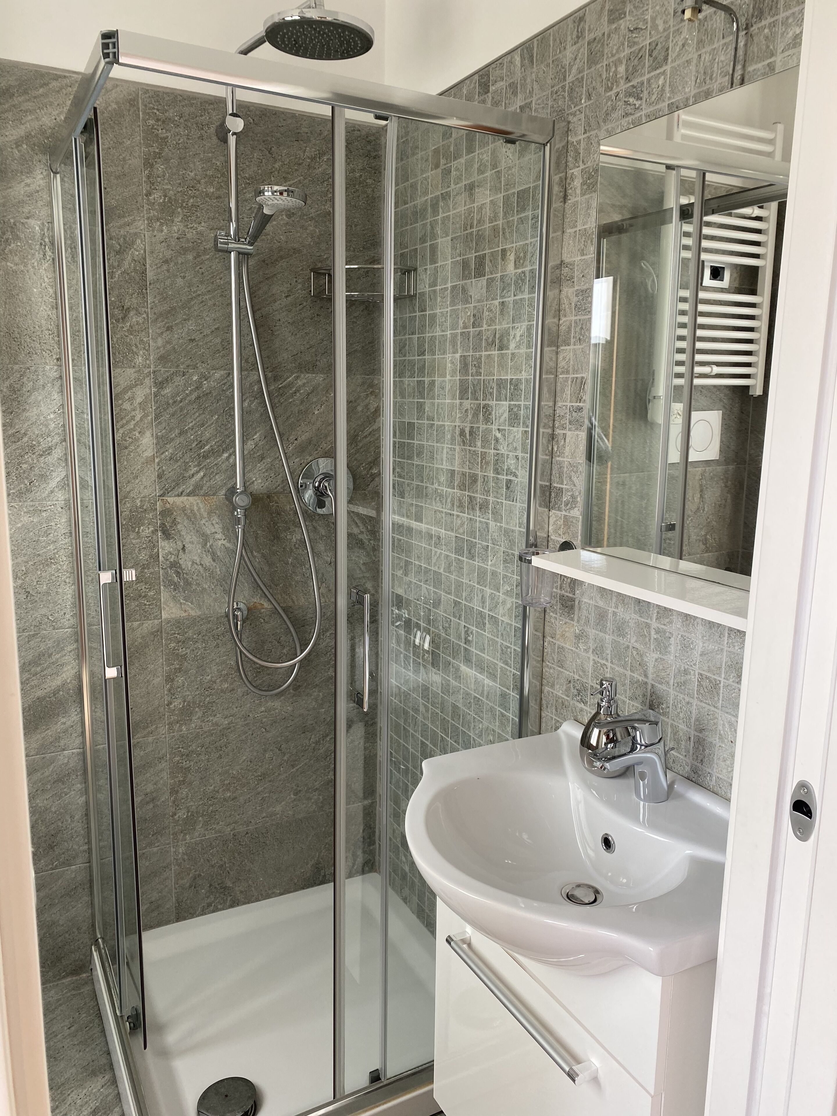 Dusche, Haartrockner, Bidet, Handtücher