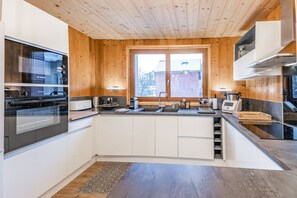 Refrigerador, microondas, horno y lavavajillas