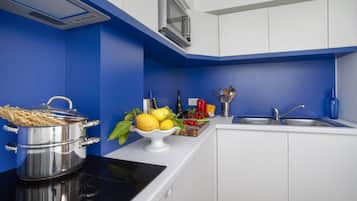 Kühlschrank, Mikrowelle, Herdplatte, Wasserkocher