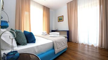 1 Schlafzimmer, Schreibtisch, Bügeleisen/Bügelbrett, Reisekinderbett