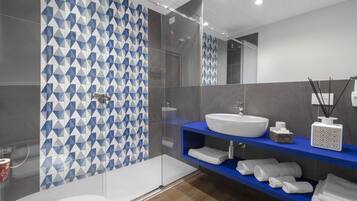 Dusche, Haartrockner, Bidet, Handtücher