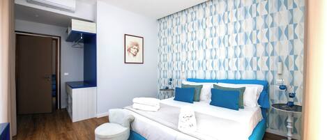 1 chambre, bureau, fer et planche à repasser, lit parapluie