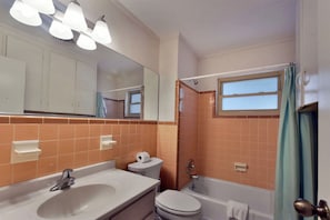 Combined shower/bathtub, hair dryer, towels