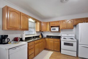 Kjøleskap, mikrobølgeovn, ovn og kokeplater