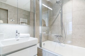 Een douche, handdoeken