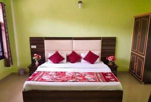 Habitación doble Deluxe, varias habitaciones, para no fumadores, vista a la ciudad | Wifi gratis y ropa de cama 