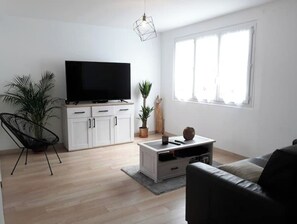 Televisie, tafelvoetbal, een tafeltennistafel en boeken