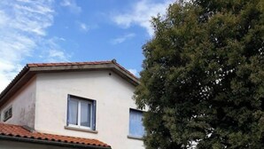 A two-story building with a white facade and a tiled roof. There is a gated entrance with a metal gate and a number '9' on the gate post. - Air-conditioned house 3 min from Carcassonne, swimming pool (Pennautier)