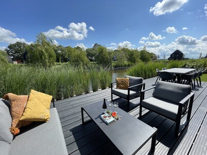 Luxurious detached watervilla with jetty near the lake